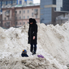 Пока на площади еще можно было найти белоснежные сугробы, по ним гуляли горожане с детьми    — newsvl.ru