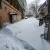 Если свернуть с центральных улиц, можно попасть в настоящее снежное царство, по которому еще не ступала нога дворника — newsvl.ru