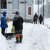 Рабочие расчищают тротуар на Светланской — newsvl.ru