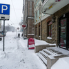 Вдоль магазинов, кафе и офисов на Светланской вместо тротуаров - узкие тропинки — newsvl.ru