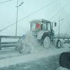 На Золотом мосту убирают снег — newsvl.ru