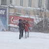 Прохожий помог упавшему в сугроб мужчине дойти до остановки — newsvl.ru
