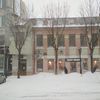 Возле магазинов на Адмирала Фокина утром расчищали тротуар — newsvl.ru