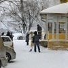 Возле магазинов убирают снег — newsvl.ru