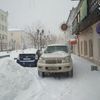 Припаркованные автомобили пешеходам приходится обходить по сугробам — newsvl.ru