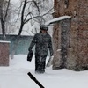 Мужчины с букетами пробираются через сугробы — newsvl.ru