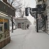 Даже возле ларьков с шаурмой на Адмирала Фокина с утра сугробы — newsvl.ru
