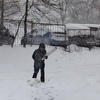 Мужчины с букетами пробираются через сугробы — newsvl.ru