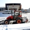 Возле здания "Аэроэкспресса"  с утра работала снегоуборочная техника — newsvl.ru