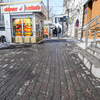 Возле ларьков и магазинов на Адмирала Фокина снег убирали еще рано утром — newsvl.ru