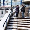 Здесь лестница с утра была в снегу, но ее уже убирают — newsvl.ru