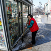 Снег на прилегающей территории убирают не только возле крупных магазинов, но и возле небольших ларьков — newsvl.ru