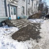 Пятачок возле вход очищен, а дальше виднеется остановка, которую должны были убрать городские коммунальщики — newsvl.ru