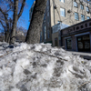 Дорожки сквера почищены, а газоны завалены снегом и льдом — newsvl.ru