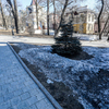 Остатки снега на газонах Адмиральского сквера — newsvl.ru
