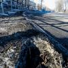 Остатки снега на газоне на Калинина почернели от дорожной пыли  — newsvl.ru