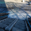 Потоки воды вытекали из-под лестницы на пешеходную зону еще в конце прошлой недели — newsvl.ru