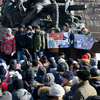 Несколько активистов штаба забрались на памятник Борцам за власть Советов на Дальнем Востоке — newsvl.ru