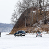 Несмотря на запреты, рыбаки выезжают на автомобилях прямо на лед — newsvl.ru