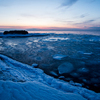 Ледяные глыбы скользят по незамерзшей воде — newsvl.ru