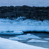 Прибрежные скалы и ущелья покрывают снежные валуны — newsvl.ru