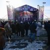 Теплая погода собрал на площади немало людей — newsvl.ru
