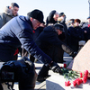 После всех речей собравшиеся возложили красные гвоздики у мемориала первых подводников — newsvl.ru