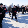 Вместе чиновники, военные и ветераны Вооруженных сил возложили цветы у мемориала пионеров подводного плавания — newsvl.ru