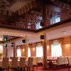 Благодаря зеркальной поверхности глянцевые натяжные потолки часто ставят в кафе, барах и ресторанах, придавая помещению дорогой вид — newsvl.ru