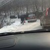 Из-за гололеда на дороге развернуло грузовик — newsvl.ru