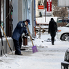 Убирают тротуар возле Светланской, 83 — newsvl.ru