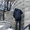 Убирают снег возле Успенской церкви — newsvl.ru