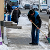 На Светланской очищают тротуары возле зданий организаций — newsvl.ru