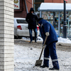 Возле магазина Zara очищают тротуары — newsvl.ru