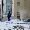 В центре возле зданий организаций тротуары очищают рабочие — newsvl.ru