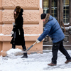 В центре возле зданий организаций тротуары очищают рабочие — newsvl.ru