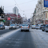 Автомобили разносят снежную кашу по дороге — newsvl.ru