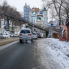 На съезде с моста дороги сужены из-за валов снега — newsvl.ru