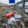 Разбросаны около аэропортовской дороги банки из-под колы и пачки из-под презервативов  — newsvl.ru