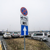 На бесплатной парковке много таксистов и оставленных автомобилей — newsvl.ru