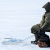 Каждый рыбак тепло одет, иначе на льду долго не просидишь — newsvl.ru