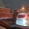 Снегоуборочная техника тоже стоит в пробке. Фото читателя — newsvl.ru