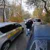 Пешеходы вынуждены обходить машины по дороге — newsvl.ru