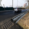 Рабочие, монтировавшие систему ливневой канализации, по какой-то причине не отгородили ее ни бордюром, ни леерами — newsvl.ru