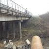 В связи с этим движение по мосту полностью перекрыли, на месте дежурят экипажи ДПС   — newsvl.ru