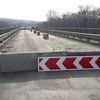 На въезде на мост уложили бетонные блоки — newsvl.ru