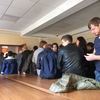 Участники общественных слушаний стоят в очереди для регистрации — newsvl.ru