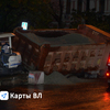 При помощи экскаватора рабочие частично разгрузили кузов Howo, затем другой самосвал вытащил его из грязи — newsvl.ru
