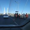 На Золотом мосту читатели заметили бригаду дорожных рабочих — newsvl.ru