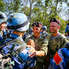 В завершение полосы препятствий военные пожимали друг другу руки и обнимались — newsvl.ru